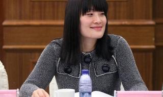 杭州市民冒雨送别宗庆后 杭州市民冒雨送别宗庆后